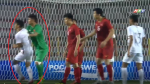 Pha bóng rất quái của Văn Toản khiến cầu thủ Campuchia nhận thẻ vàng