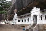 Khu đền nằm dưới khối đá khổng lồ