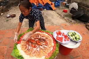 Bà Tân Vlog làm món cơm hải sản siêu to khổng lồ, nhưng dân mạng khó hiểu vì cách làm lạ lùng có 1-0-2