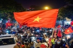 Chùm ảnh: Một đêm không ngủ của người hâm mộ bóng đá Việt Nam