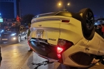 Honda CRV lật ngửa giữa dòng người mừng chiến thắng SEA Games