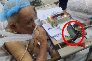Cụ ông phẫu thuật não, thở máy vẫn cố xem trận U22 Việt Nam - U22 Indonesia và những hình ảnh xúc động trong viện