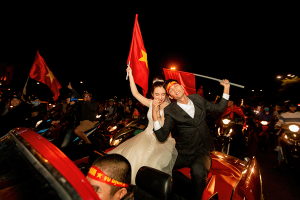 Việt Nam giành HCV SEA Games 30, cặp đôi lên đồ 'đi bão' rồi chụp luôn ảnh cưới