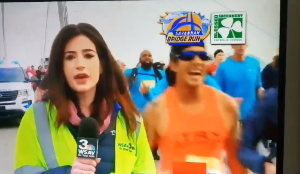 Nữ phóng viên xinh đẹp bị sàm sỡ khi đang dẫn trực tiếp cuộc thi chạy marathon