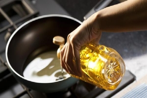 Gia đình nào cũng phải sử dụng dầu ăn để nấu nướng, vậy chọn dầu ăn như thế nào để tốt cho sức khỏe?
