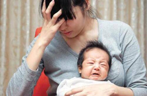 Bé quấy khóc không chịu ngủ là một trong những nguyên nhân khiến mẹ bị trầm cảm sau sinh. (Ảnh minh họa).