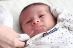 Trẻ sơ sinh trớ nhiều cặn sữa có bất thường không?