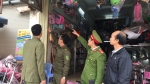 Hà Nam: Camera an ninh ghi lại cảnh 2 thanh niên lấy đồ của người phụ nữ trên đường