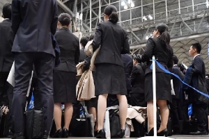 Ác mộng đổi tình lấy việc của phụ nữ Nhật vào mùa tuyển dụng