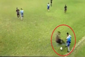 Rợn người với pha tắc bóng bằng cả 2 chân kinh hoàng, làm bùng lên cuộc ẩu đả dữ dội giữa 2 đội bóng tại Argentina