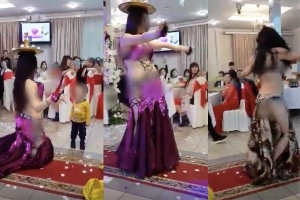 Hình ảnh 2 cô gái ăn mặc hở hang vô tư uốn éo, múa bụng trước mặt trẻ con trong đám cưới gây xôn xao