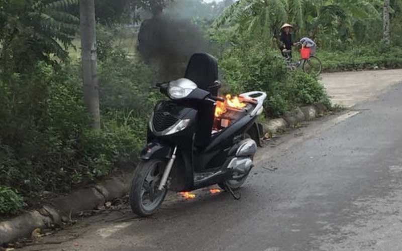 Xe Honda SH bị cháy do để sạc dự phòng trong cốp ở Thạch Thất, Hà Nội. Ảnh: Internet.