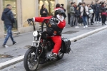'Ông già Noel' lội nước ở Venice, cưỡi môtô ở Rome