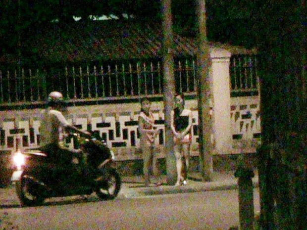 Hình ảnh gái mại dâm đứng đường mời khách như thế này, ở Huế đang dần lùi vào dĩ vãng.