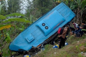Xe buýt lao xuống núi sâu 150m ở Indonesia, 24 người chết