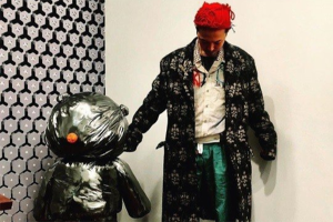 Trang phục khi đi triển lãm của G-Dragon bị chê xấu, khó hiểu