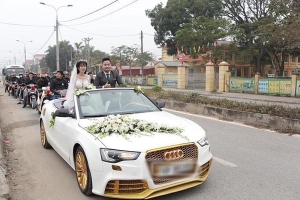 Đám cưới Phú Thọ gây 'bão' mạng xã hội vì rước dâu bằng xe mui trần mạ vàng, theo sau là hàng chục xe SH