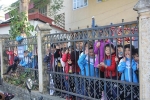 Xét xử vụ nữ sinh giao gà: Học sinh tiểu học trèo rào 'hóng' phiên tòa