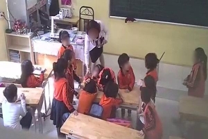 Vụ cô giáo ở Thủ đô đánh, giật tóc, xé vở, đạp vào bụng học sinh: Nhà trường gấp rút mời phụ huynh