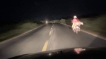 Tài xế ô tô soi đèn pha cho xe máy đi trên đường tối suốt 90 km
