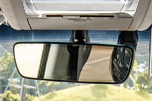 Vì sao trên kính chắn gió ôtô luôn có dải chấm tròn đen?