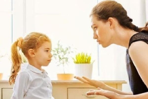 4 điều bố mẹ nên tránh làm trước mặt con