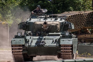 Kỳ lạ xe tăng của đội quân 'quý tộc' Anh có mái che cực kỳ... vô dụng