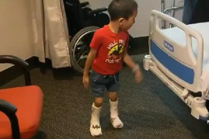 Cậu bé Việt 7 tuổi có bước đi đầu đời sau ca phẫu thuật ở Australia