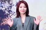 Park Shin Hye mặc suit xám oversized che giấu thân hình tăng cân mũm mĩm