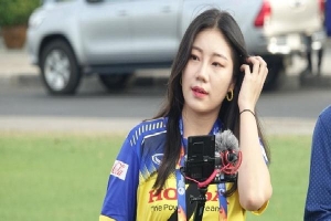 Phóng viên nữ Hàn Quốc xinh đẹp sang tận Thái Lan để ủng hộ HLV Park Hang-seo