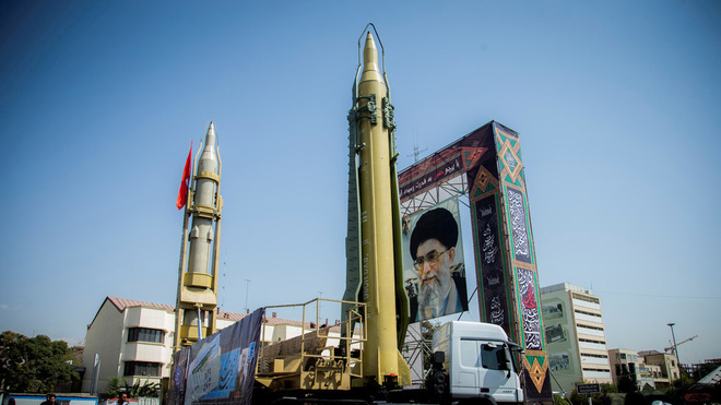 Tên lửa Iran cùng nhà lãnh đạo tối cao Ayatollah Ali Khamenei tại Quảng trường Baharestan ở Tehran. Ảnh: Reuters.
