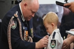 Bé trai 19 tháng tuổi nhận huy chương thay người cha đã khuất, hy sinh trong thảm họa cháy rừng ở Úc