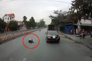 Clip: Người đàn ông vô tư nằm 'thả dáng' trên quốc lộ khiến người đi đường hoảng hốt
