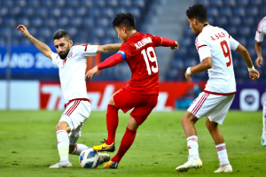 Quang Hải xoay người, đi bóng qua 3 cầu thủ UAE