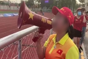 Fan Việt bức xúc với câu hát 'Bay lên trời là em bay ra ngoài': 'Phản cảm, nhức đầu, đối thủ chẳng hiểu gì mà lại khiến đội nhà mất tập trung'