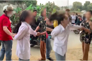 Xuất hiện clip nhóm phụ huynh vây đánh một nữ sinh ngay giữa đường, nghi do quá bức xúc vì con gái bị đánh hội đồng