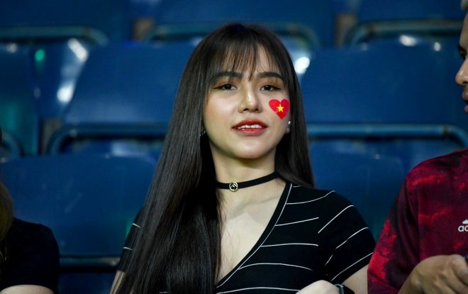Bạn gái Hoàng Đức – Gia Hân đang gây sốt trên cộng đồng mạng Thái Lan khi xuất hiện trên khán đài trận U23 Việt Nam vs U23 Jordan để tiếp lửa cho bạn trai và các đồng đội. (Ảnh của Fathailand)