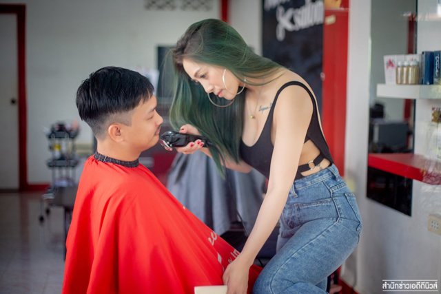 ảnh Thợ Cắt Tóc Cho Khách Hàng Cắt Tóc Tải Xuống Miễn Phí ảnh thợ làm tóc  nam khách hàng nữ cắt tóc đẹp Trên Lovepik