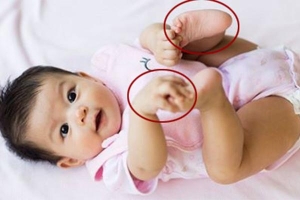 Hai bộ phận trên cơ thể trẻ càng chạm nhiều bé sẽ càng thông minh, cha mẹ nên lưu ý nhé!