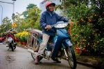 Chùm ảnh: Đội mưa rét chở cây cảnh thuê dịp Tết, người lao động kiếm tiền triệu mỗi ngày