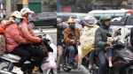 Chùm ảnh: Trẻ nhỏ trùm chăn, khoácáo mưa chật vật theo chân bố mẹ rời Thủ đô về quê ăn Tết