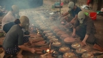 Hà Nam: Người làng Vũ Đại đeo mặt nạ, xuyên đêm nấu cá kho bạc triệu phục vụ Tết cổ truyền