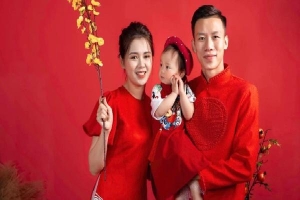 Quế Ngọc Hải cùng vợ xúng xính diện áo dài đỏ đón Tết, con gái nhỏ vẫn chiếm spotlight với biểu cảm ngơ ngác đáng yêu