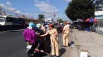 Nữ CSGT đội nắng phát nghìn chai nước suối cho người dân ngày mùng 5 Tết