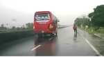 Video: H.ãi h.ùng cảnh người đàn ông bất ngờ lao vào bánh xe khách ở Đông Hà