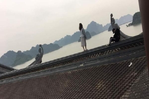 'Nam thanh nữ tú' trèo lên mái chùa lớn nhất Việt Nam để chụp ảnh: Những nụ cười xấu xí