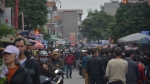 Nam Định: Hàng nghìn du khách chen chúc đến dự hội chợ Viềng, nhiều người đeo khẩu trang vì lo sợ virus Corona