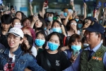 Fan Việt bịt khẩu trang, vây kín sân bay để đón nhóm nhạc Hàn Quốc