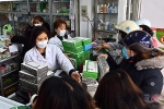 Hà Nội: Người dân đổ xô đi mua khẩu trang y tế, chỗ phát miễn phí, nơi bán đắt gấp 2,3 lần