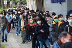 10.000 người xếp hàng 30 tiếng để mua khẩu trang ở Hong Kong